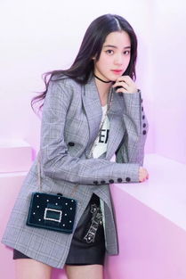 丝绒服装穿搭指南 精致搭配点亮优雅风尚