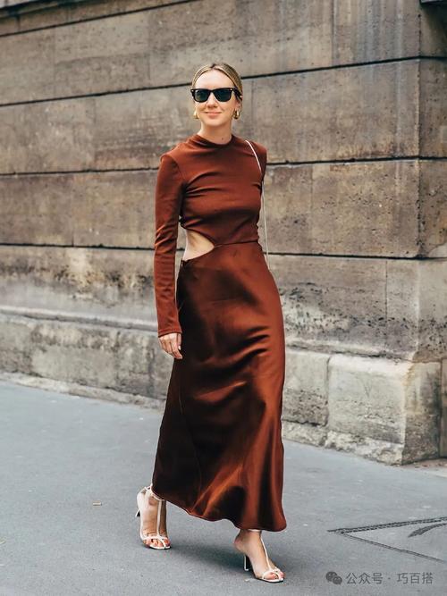 早春裙装点睛术 内搭连衣裙与饰品的完美协奏